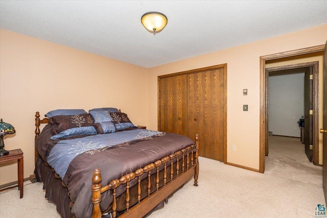 1819 Yosemite Ave, Duluth, MN 55811 - bedroom featuring light carpet and a closet