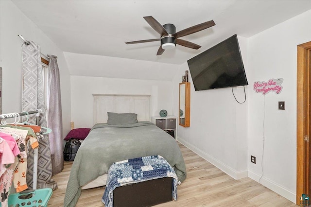 2973 Devonshire St, Duluth, MN 55806 - bedroom with light wood-style flooring and a ceiling fan