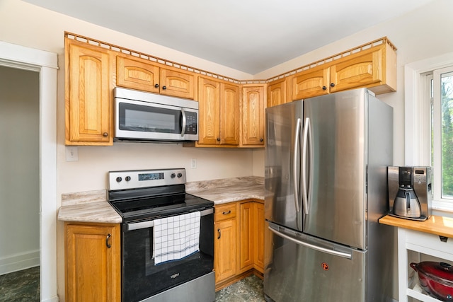 7 Marine Ct, Duluth, MN 55808 - kitchen with stainless steel appliances and baseboards