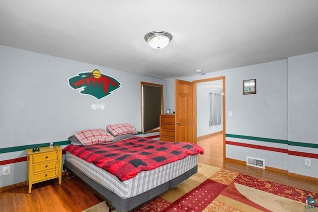 2025 E 8th St, Duluth, MN 55812 - bedroom featuring wood finished floors