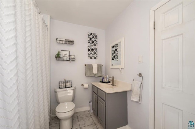 5521 Huntington St, Duluth, MN 55807 - full bath featuring vanity, tile patterned flooring, and a shower with curtain