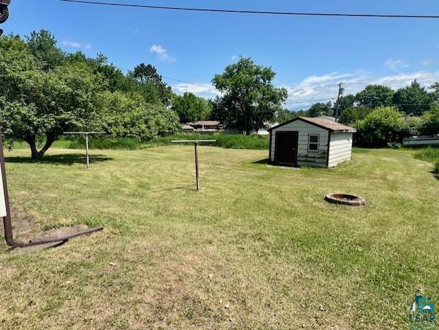 612 23rd St, Cloquet, MN 55720 - view of grassy yard featuring a shed