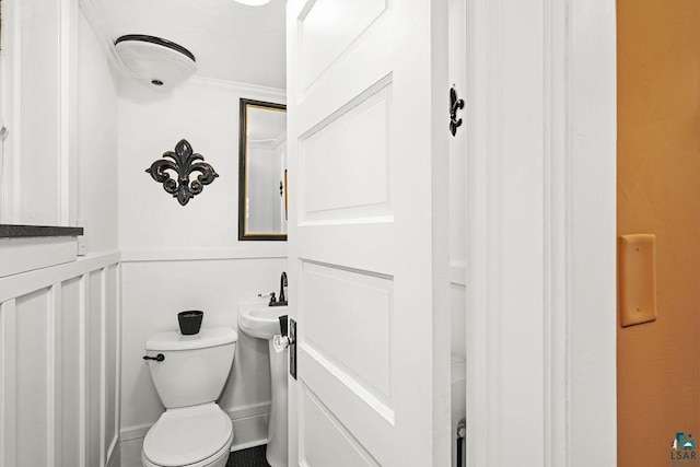2319 E 4th St, Duluth, MN 55812 - half bathroom with toilet and crown molding