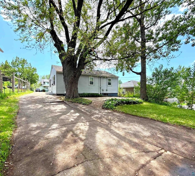 35 E Faribault St, Duluth, MN 55803 - view of front of house featuring asphalt driveway