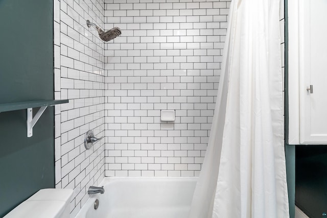 31 W 5th St, Duluth, MN 55806 - full bathroom featuring shower / bath combo and toilet