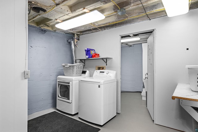 996 85th Ave W, Duluth, MN 55808 - laundry room with washing machine and dryer