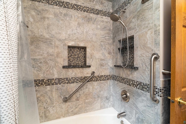 318 Marshall St, Duluth, MN 55803 - bathroom featuring shower / bath combo