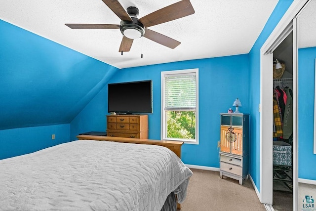 1025 W 3rd St, Duluth, MN 55806 - bedroom with a closet, carpet floors, a ceiling fan, lofted ceiling, and a textured ceiling