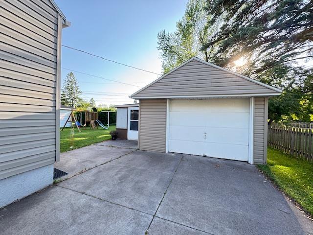 1339 92nd Ave W, Duluth, MN 55808 - detached garage featuring driveway