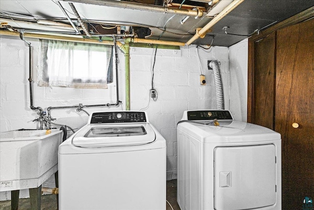 2807 E 2nd St, Duluth, MN 55812 - washroom featuring independent washer and dryer