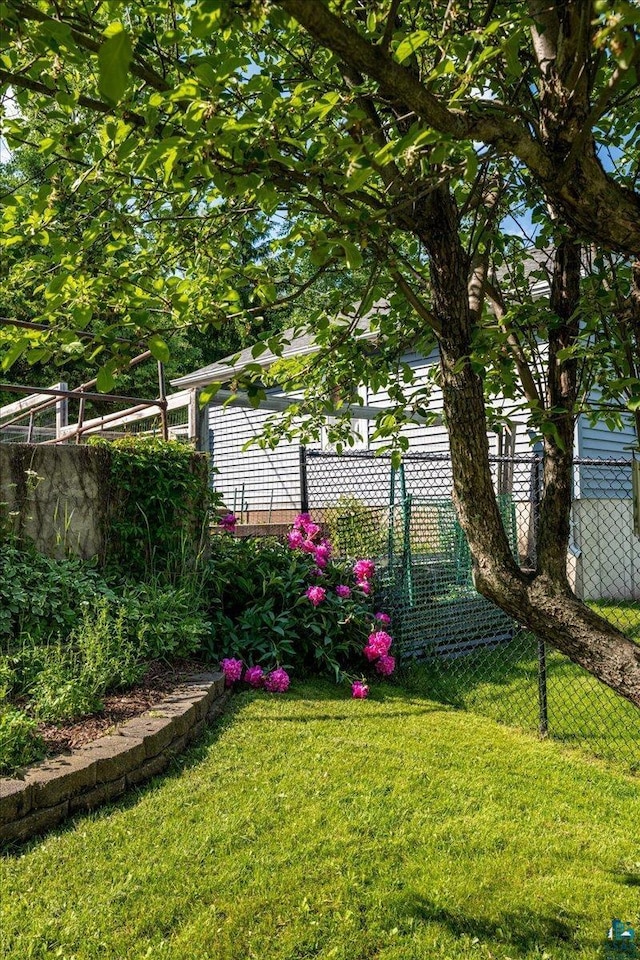 2807 E 2nd St, Duluth, MN 55812 - view of yard