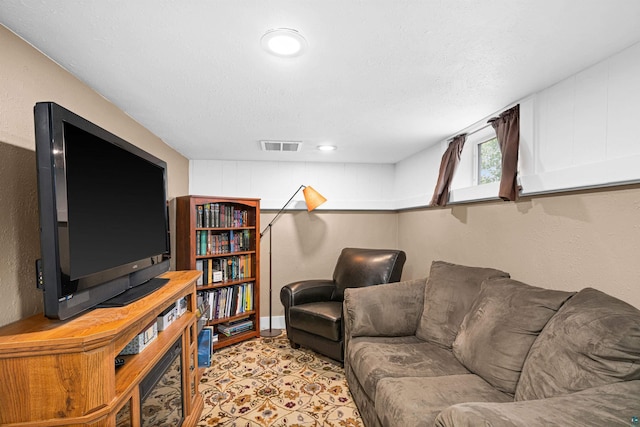 136 W Winona St, Duluth, MN 55803 - living room with a textured ceiling