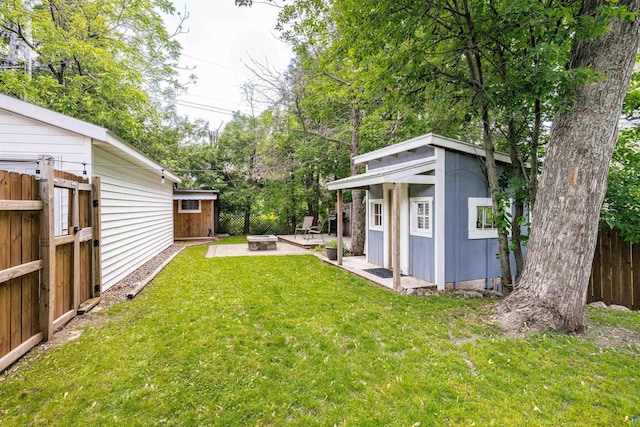 136 W Winona St, Duluth, MN 55803 - fenced yard featuring an outdoor fire pit and an outdoor structure