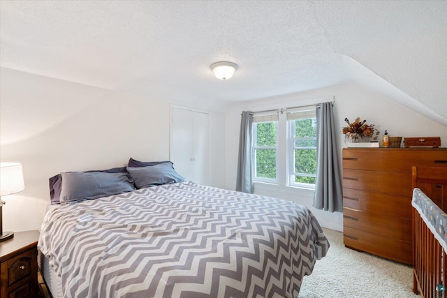 2323 Catskill St, Duluth, MN 55811 - bedroom with light carpet, a textured ceiling, and vaulted ceiling