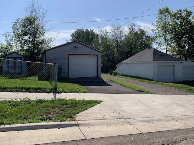 3118 Exeter St, Duluth, MN 55806 - detached garage with driveway