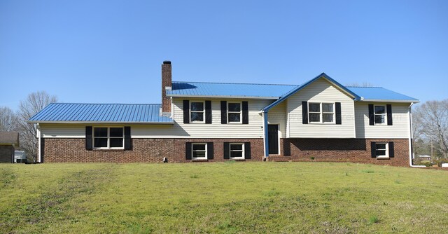 view of front of house featuring a front yard