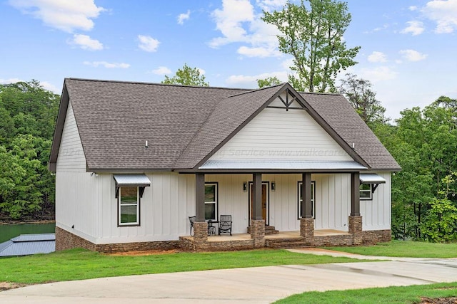 view of front of property featuring covered porch and a front lawn