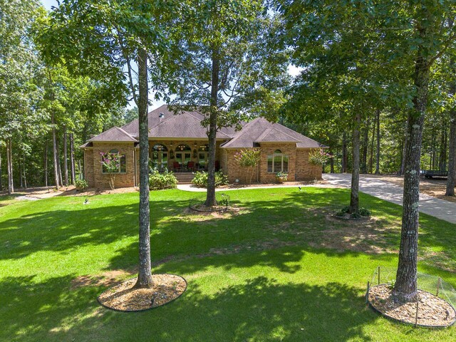 single story home featuring a front lawn