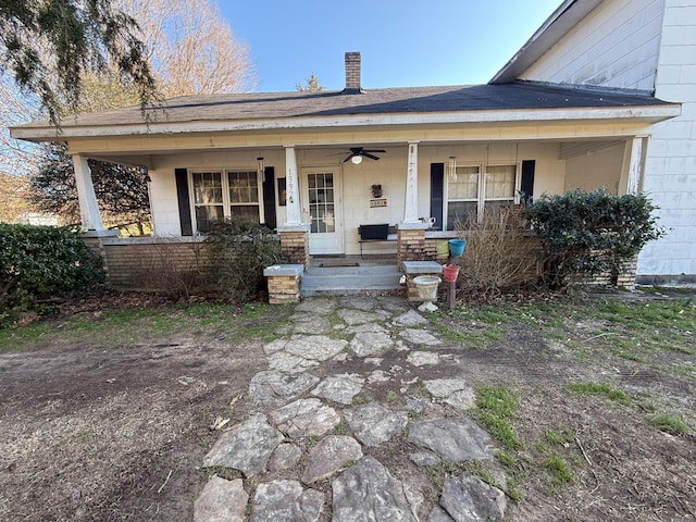 view of front of property with ceiling fan and covered porch