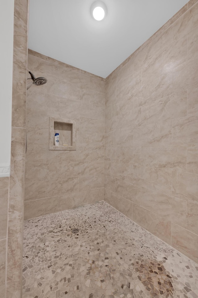 bathroom featuring tiled shower