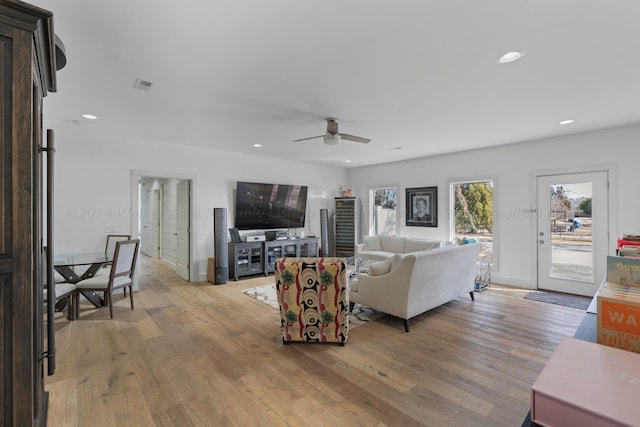 living room with light wood finished floors, visible vents, baseboards, ceiling fan, and recessed lighting