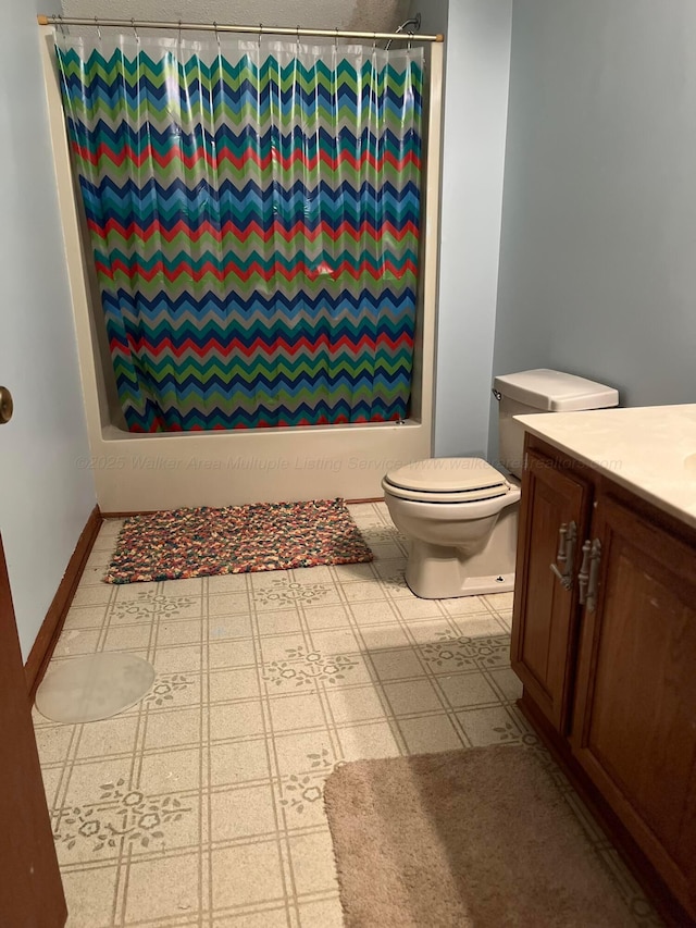 full bathroom with toilet, vanity, and shower / tub combo