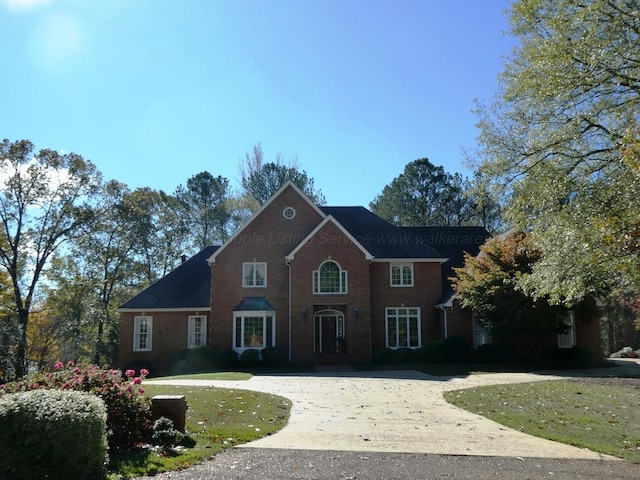 view of front of home with a front lawn