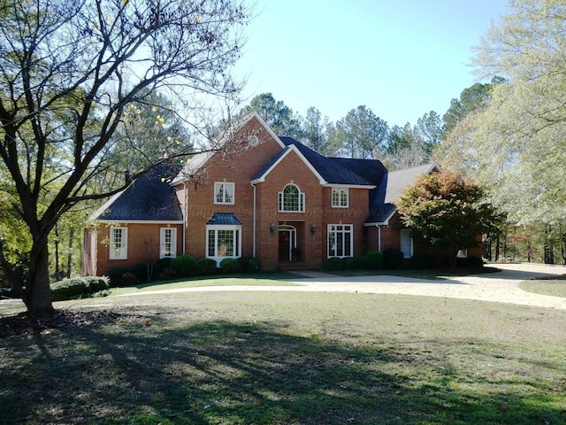 view of front of property featuring a front lawn