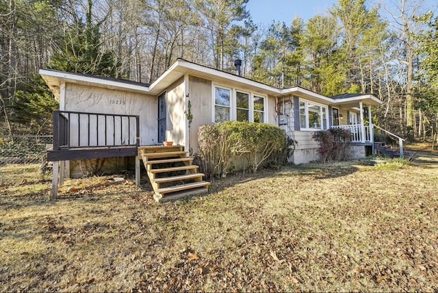 view of front of home featuring a front yard