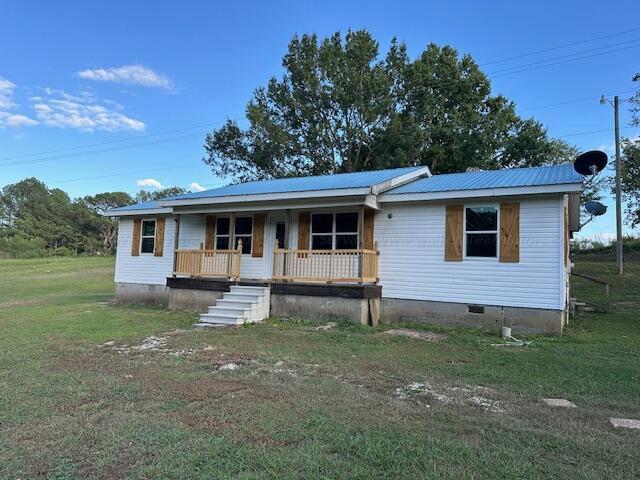 view of front facade with a front lawn and covered porch