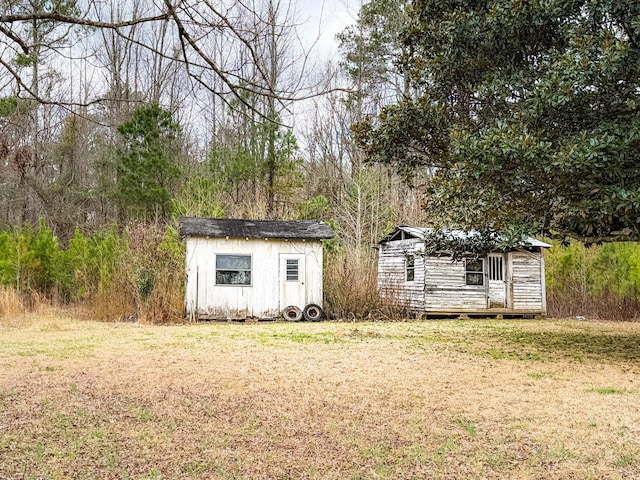 view of yard featuring a shed