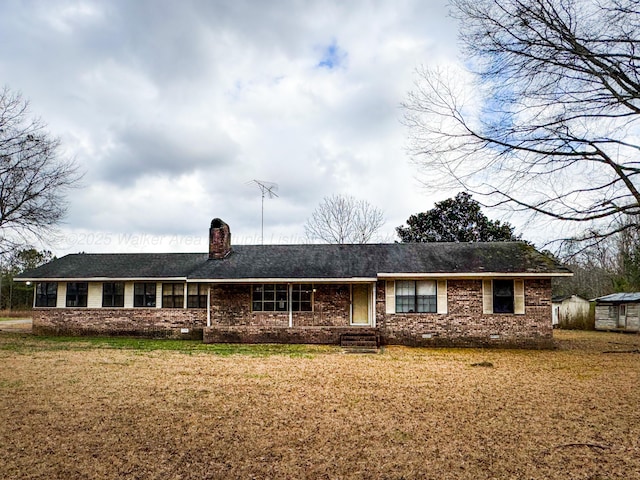 ranch-style home featuring a front lawn