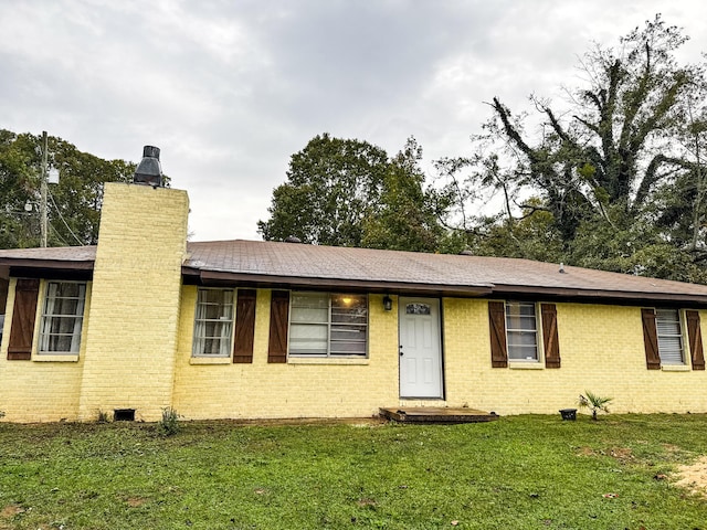 ranch-style home featuring a front yard