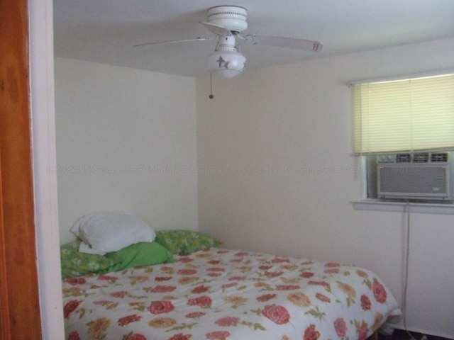 bedroom featuring a ceiling fan