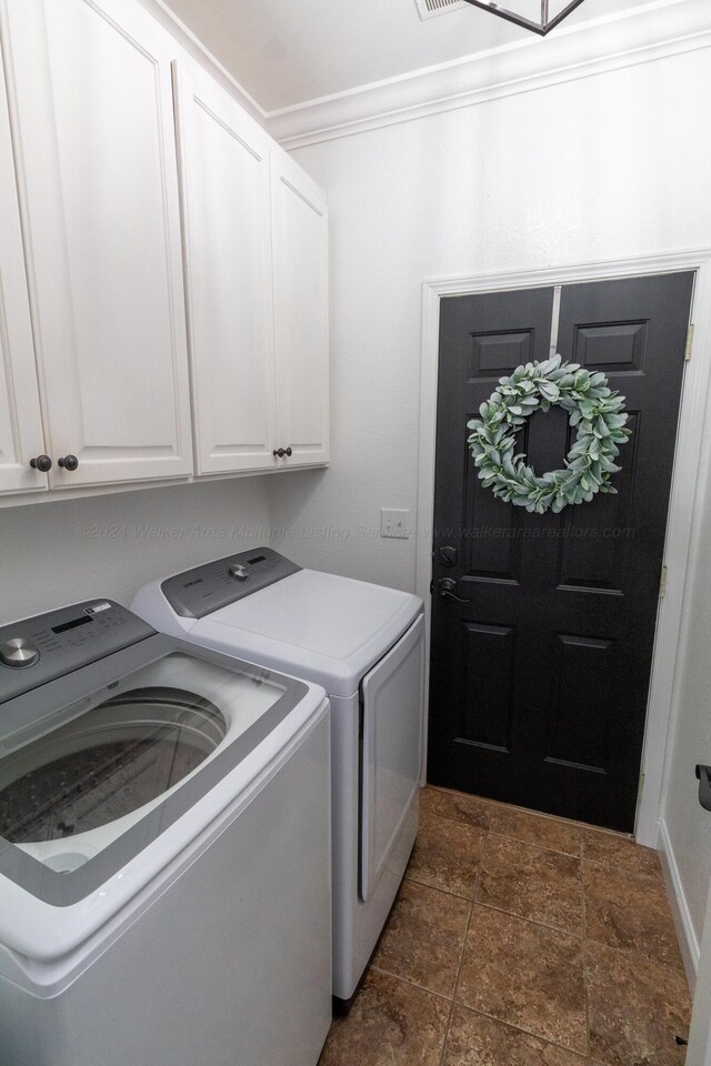 washroom featuring cabinets, independent washer and dryer, and crown molding