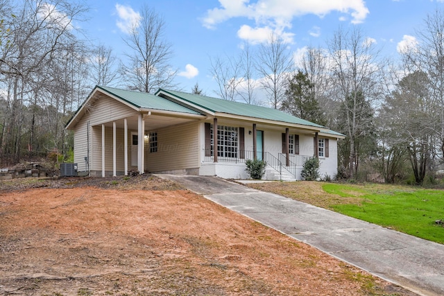 ranch-style home featuring a front yard, a porch, and cooling unit