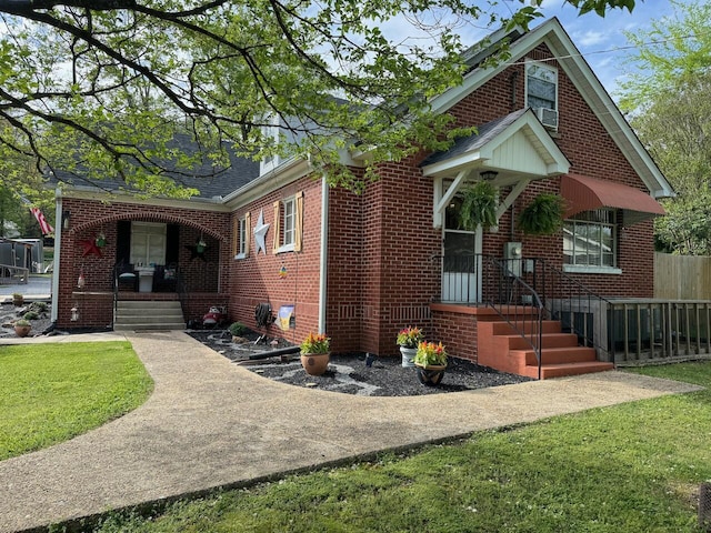 view of front of home featuring a front lawn