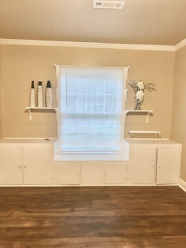 room details featuring crown molding and hardwood / wood-style flooring