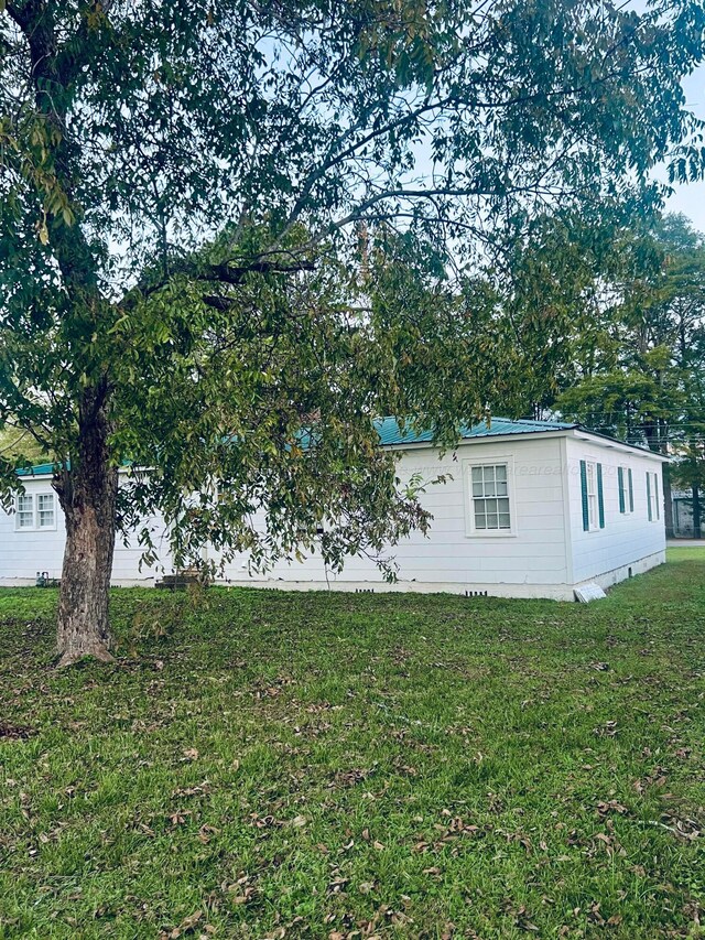 view of side of property featuring a lawn