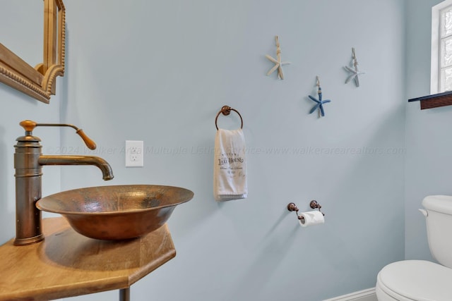 bathroom featuring toilet and sink