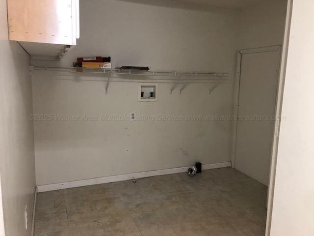 laundry area with baseboards, laundry area, and washer hookup