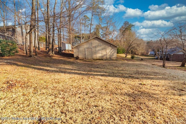 view of yard featuring an outdoor structure