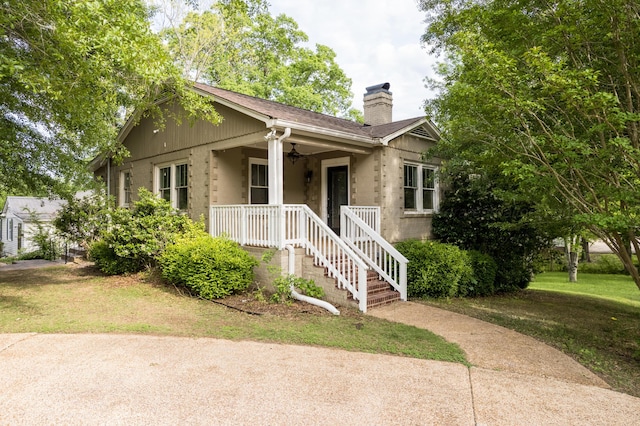409 W 13th St, Jasper, AL 35501 - bungalow-style home featuring a chimney, ceiling fan, a front yard, and covered porch