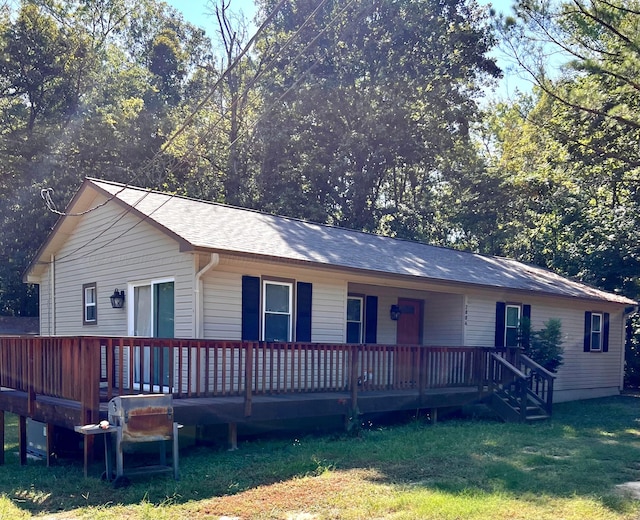 2804 Calumet Rd, Jasper, AL 35501 - ranch-style home with a porch, a shingled roof, and a front lawn