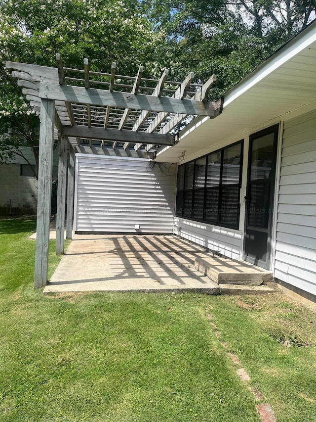 700 S 5th Ave, Jasper, AL 35501 - view of grassy yard with a patio area and a pergola