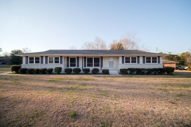 single story home with a front yard