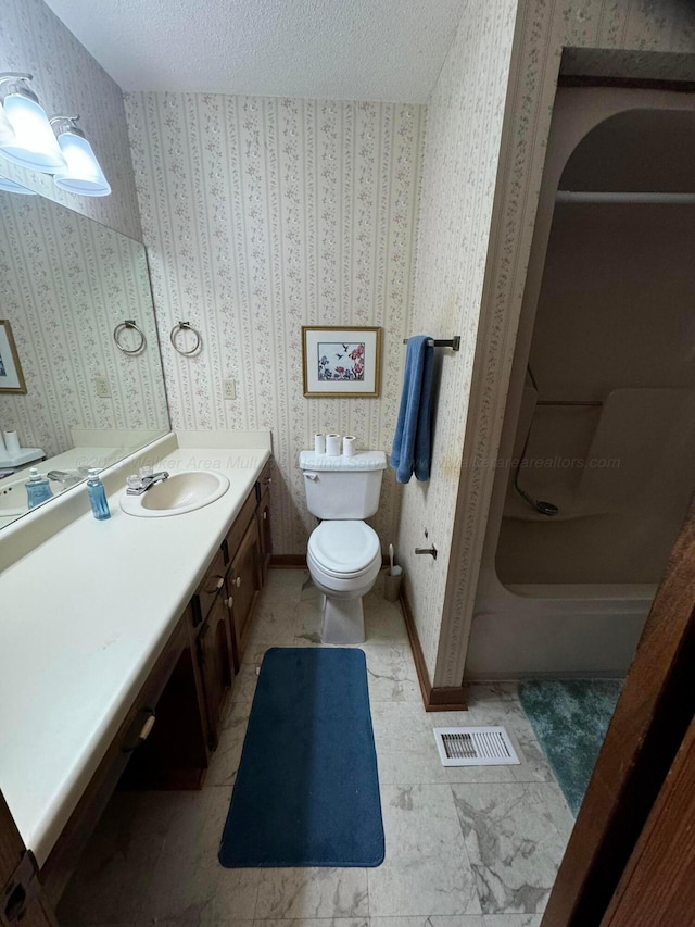 2354 Old Parrish Rd, Parrish, AL 35580 - full bath with toilet, wallpapered walls, vanity, a shower, and a textured ceiling