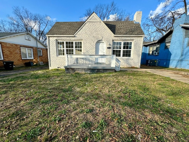 1532 SW Bay Ave, Birmingham, AL 35211 - view of front of home with a shingled roof, a front yard, a chimney, and a deck