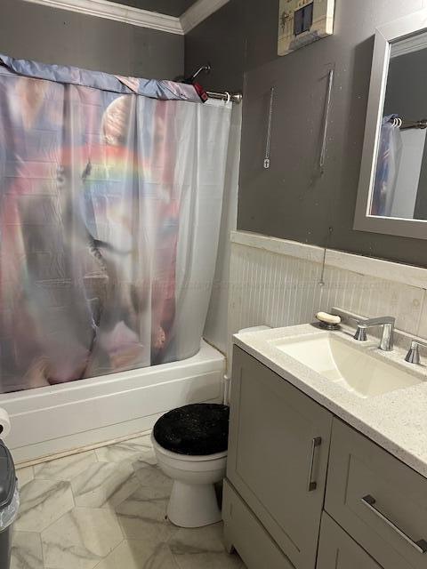 1619 14th Ave, Haleyville, AL 35565 - full bath with shower / bathtub combination with curtain, vanity, crown molding, and a wainscoted wall