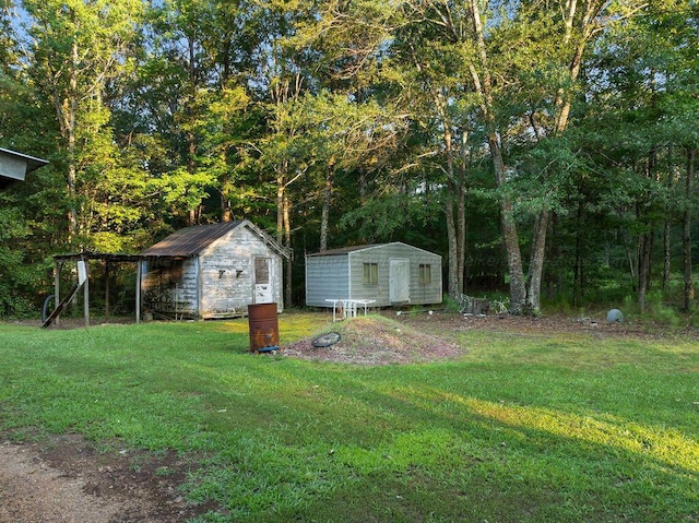 5746 Old Birmingham Hwy, Jasper, AL 35501 - view of green lawn with a storage shed